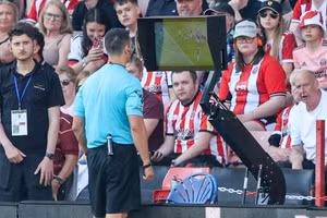 Cổ động viên Anh phản đối VAR