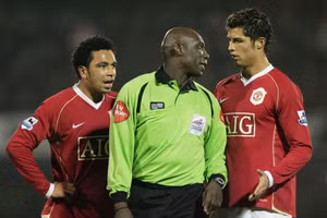 Trọng tài da màu đầu tiên và ‘khỏe nhất’ Ngoại hạng Anh qua đời