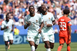 Dembele lập hat-trick lịch sử, Pháp toàn thắng vòng bảng