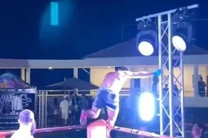 Video: Võ sĩ Nga bị tai nạn chưa từng có, bất tỉnh trên sàn đấu