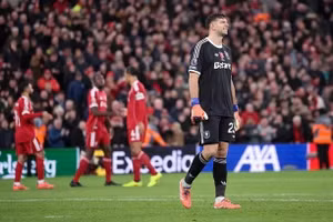 Salah ghi bàn ‘dễ nhất sự nghiệp’, Liverpool tạm qua khủng hoảng