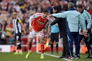 Arsenal giành Á quân Ngoại hạng Anh thứ ba liên tiếp, Newcastle gặp khó trong cuộc chiến Top 5