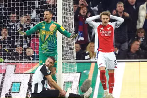 Thua Newcastle, Arsenal bị loại khỏi Cup Liên đoàn Anh