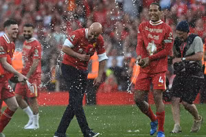 Liverpool ‘mở hội’ trên sân Anfield mừng chức vô địch Ngoại hạng Anh 