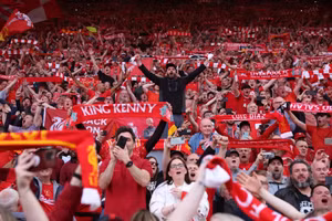 Cổ động viên Liverpool đã có 90 phút bùng cháy trước Tottenham.