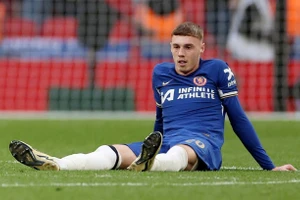 Trụ cột Chelsea chấn thương khó tin