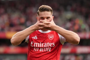Arsenal thắng lớn, chiếm đỉnh bảng Ngoại hạng Anh