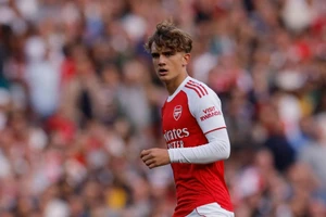 Thần đồng Dowman đi vào lịch sử Arsenal và Ngoại hạng Anh