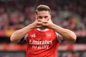 Arsenal thắng lớn, chiếm đỉnh bảng Ngoại hạng Anh 