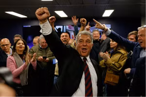 Ông Laporta tái đắc cử Chủ tịch Barcelona