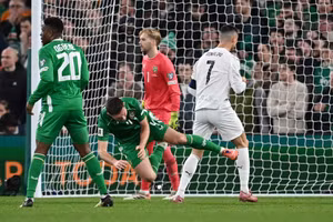 Hình ảnh từ VAR cho thấy Ronaldo đã đánh vào lưng Dara O'Shea của CH Ireland.
