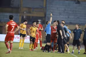 HLV Popov ‘phản ứng gắt’ sau án cấm chỉ đạo 4 trận