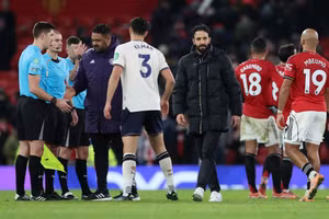Man Utd bị la ó, chỉ trích dữ dội khi gây thất vọng tại Old Trafford 