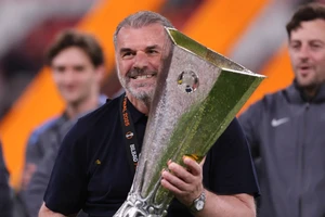 Sa thải HLV Postecoglou, Tottenham mất bộn tiền