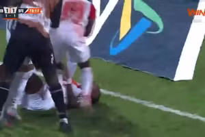  Video: Cựu sao Ngoại hạng Anh chấn thương vẫn ghi bàn lịch sử