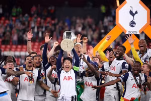 Son Heung-Min nâng cúp, chấm dứt 17 năm trắng tay của Tottenham