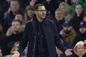 Chelsea sa thải HLV Rosenior, bồi thường sô tiền khổng lồ