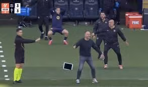 Video: Trợ lý HLV Barcelona hành động khó tin tại La Liga