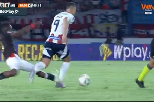 Video: Pha vào bóng 'rợn người' tại giải vô địch quốc gia Colombia
