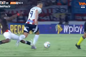 Video: Pha vào bóng 'rợn người' tại giải vô địch quốc gia Colombia