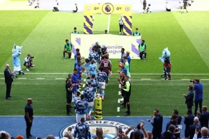 Chelsea làm điều đặc biệt với Liverpool, tân vương Ngoại hạng Anh