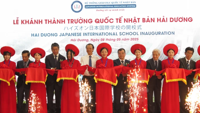Đại diện lãnh đạo Bộ GD&ĐT, Đại sứ quán Nhật Bản tại Việt Nam, tỉnh Hải Dương... tham gia cắt băng khánh thành trường quốc tế Nhật Bản tại Hải Dương.