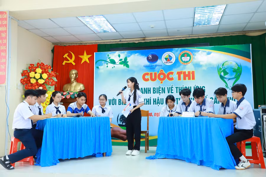 Các em học sinh tham gia Cuộc thi tranh biện thích ứng với biến đổi khí hậu tại TP Cần Thơ.