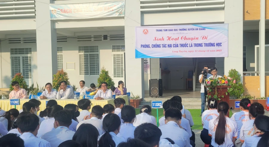 Buổi tuyên truyền phòng chống tác hại của thuốc lá tại TT GDTX tỉnh An Giang. Ảnh: T. Nhân.