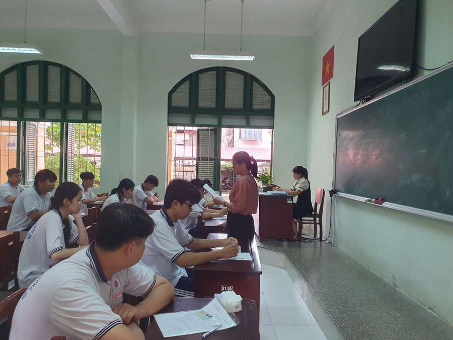 Thí sinh tại điểm thi THPT Nguyễn Đình Chiểu (Tiền Giang) nghe phổ biến quy chế thi chiều 25/6. tien-giang-lam-thu-tuc-du-thi-1.jpg