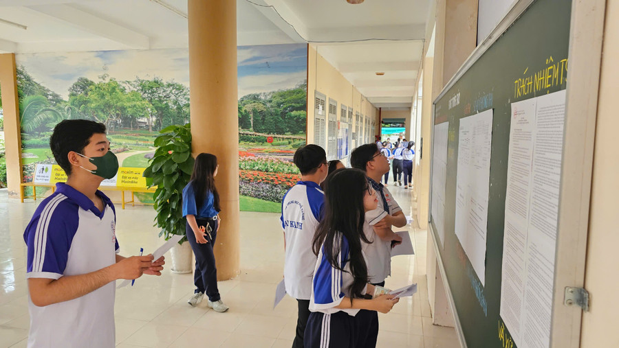 Thí sinh xem sơ đồ phòng thi tại điểm thi Trường THPT An Khánh. can-tho-lam-thu-tuc-thi.jpg