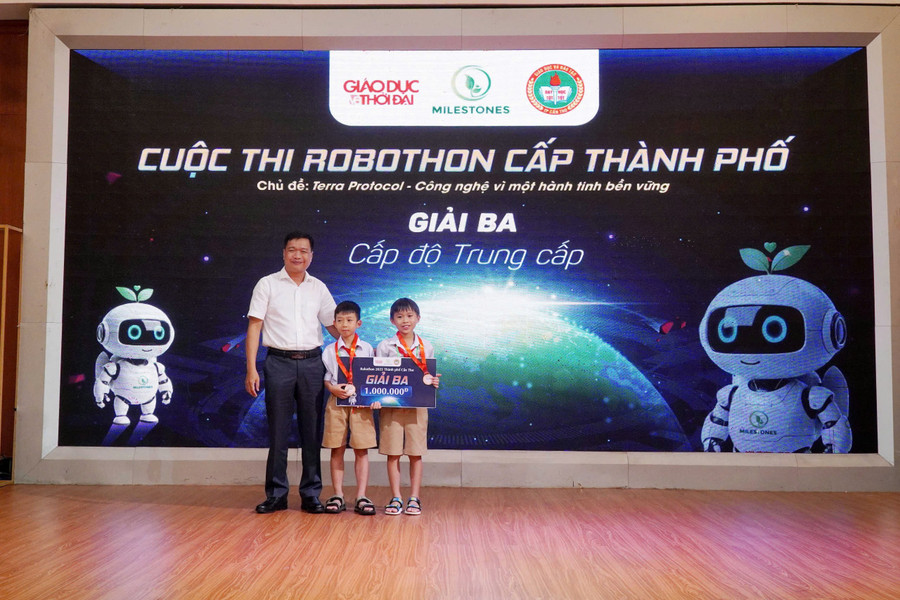 Thí sinh đạt giải Ba nhận khen thưởng từ Ban Tổ chức. z7081433648549-a7d68764230e6f6b2cc8be2a7ae370da.jpg