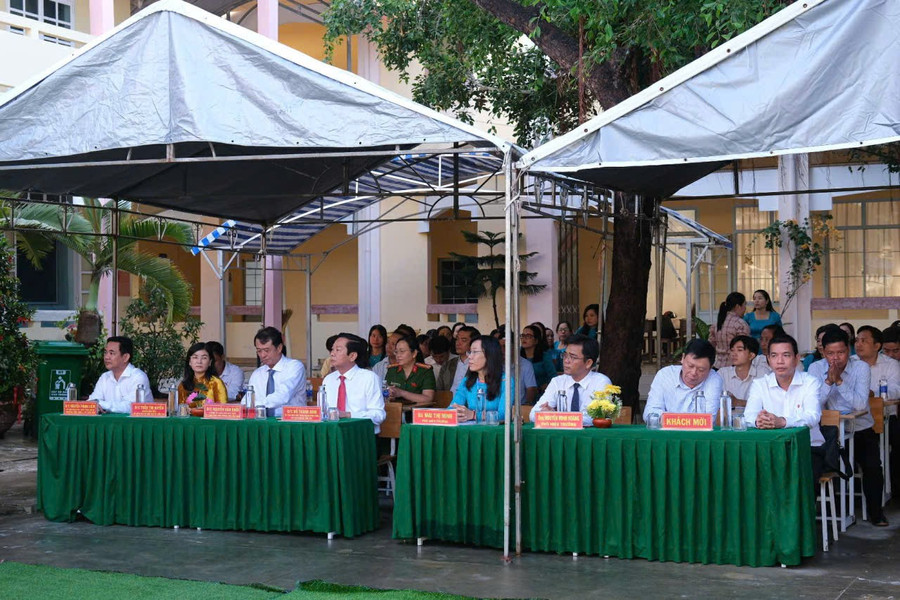 Đại biểu dự lễ khai giảng tại Trường THPT Nguyễn Khuyến, phường Vĩnh Châu (TP Cần Thơ). lanh-dao-tpct-2.jpg