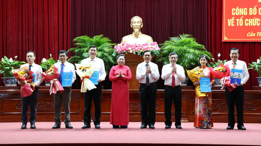 Bà Trần Thị Huyền - Phó Giám đốc phụ trách điều hành Sở GD&ĐT TP Cần Thơ (thứ hai từ phải sang) nhận quyết định. Ảnh: M.T.