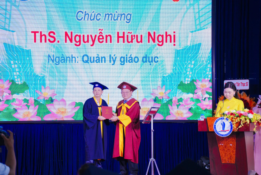 PGS.TS Hồ Văn Thống - Hiệu trưởng Trường Đại học Đồng Tháp trao bằng cho tân thạc sĩ. truong-dhdt-trao-bang-thac-si-3.jpg