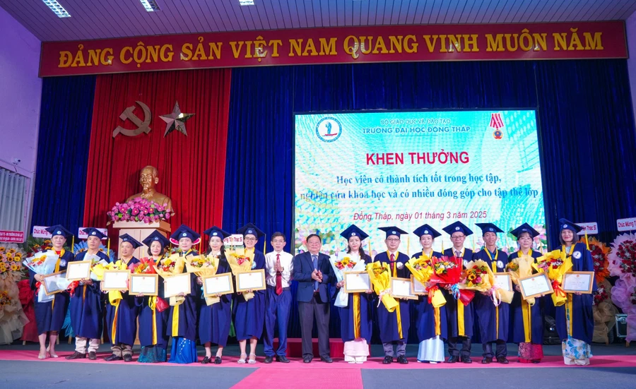 Lãnh đạo Trường Đại học Đồng Tháp khen thưởng các tân thạc sĩ có thành tích tốt trong học tập, nghiên cứu.