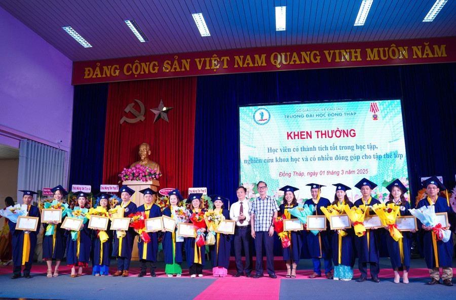 Lãnh đạo Trường Đại học Đồng Tháp khen thưởng học viên có thành tích tốt trong học tập, nghiên cứu. truong-dhdt-trao-bang-thac-si-4.jpg