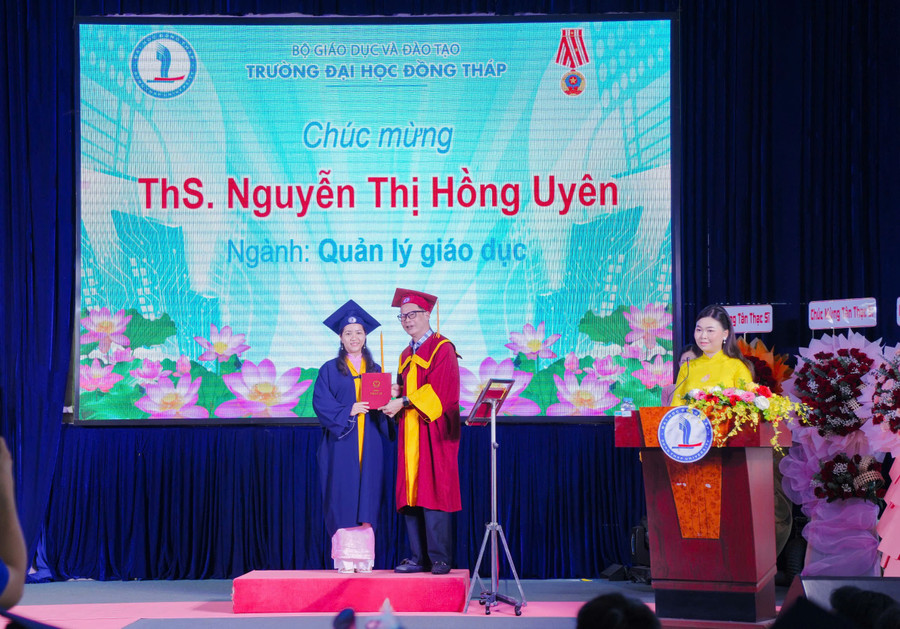 PGS.TS Nguyễn Văn Đệ - Chủ tịch Hội đồng Khoa học và Đào tạo trao bằng cho tân thạc sĩ. truong-dhdt-trao-bang-thac-si-5.jpg