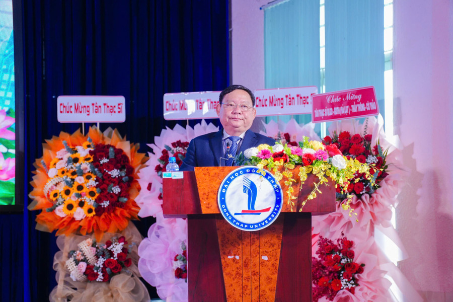 PGS.TS Hồ Văn Thống - Hiệu trưởng Trường Đại học Đồng Tháp phát biểu tại buổi lễ. truong-dhdt-trao-bang-thac-si-2.jpg