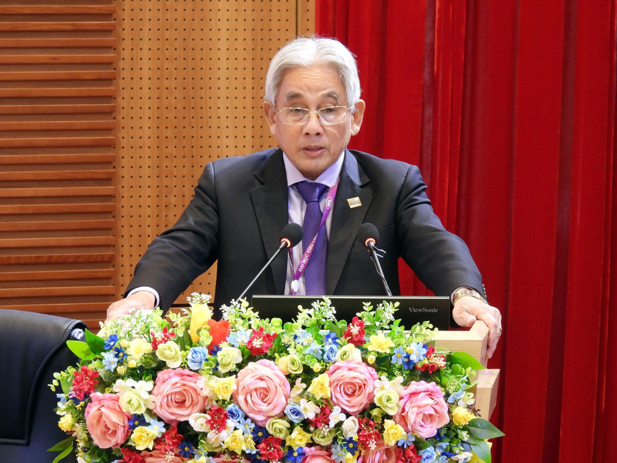 PGS.TS Lương Minh Cừ - Bí thư Đảng ủy, Hiệu trưởng Trường ĐH Cửu Long phát biểu tại Hội nghị. dhcl.jpg