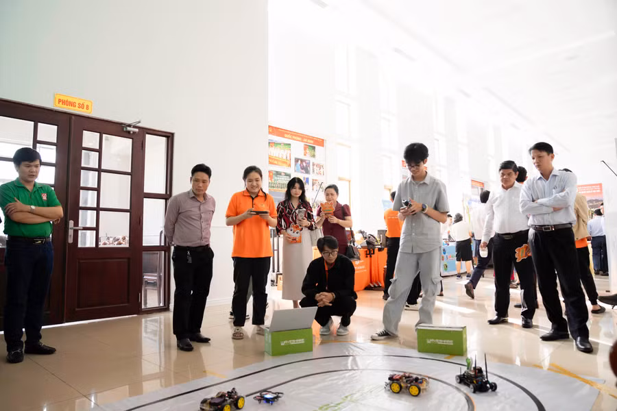 Sản phẩm STEM của học sinh tham gia hội thảo Giáo dục STEM “Khơi nguồn sáng tạo”.