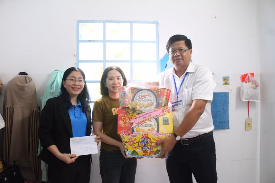 Đoàn công tác thăm hỏi, tặng quà cho cô Nguyễn Thị Cẩm Tiên, nhân viên y tế Trường THPT Nguyễn Việt Dũng.