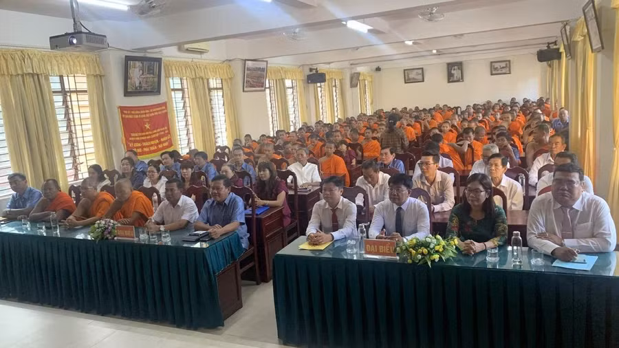 Quang cảnh lễ khai giảng tại Trường Bổ túc văn hóa Pali Trung cấp Nam Bộ.