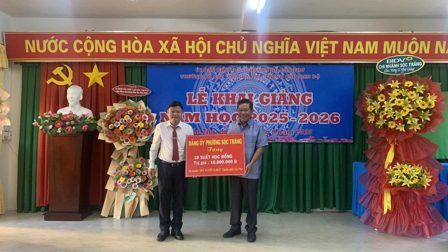 Đảng ủy phường Sóc Trăng trao tặng học bổng cho nhà trường. khai-giang-dac-biet-2.jpg