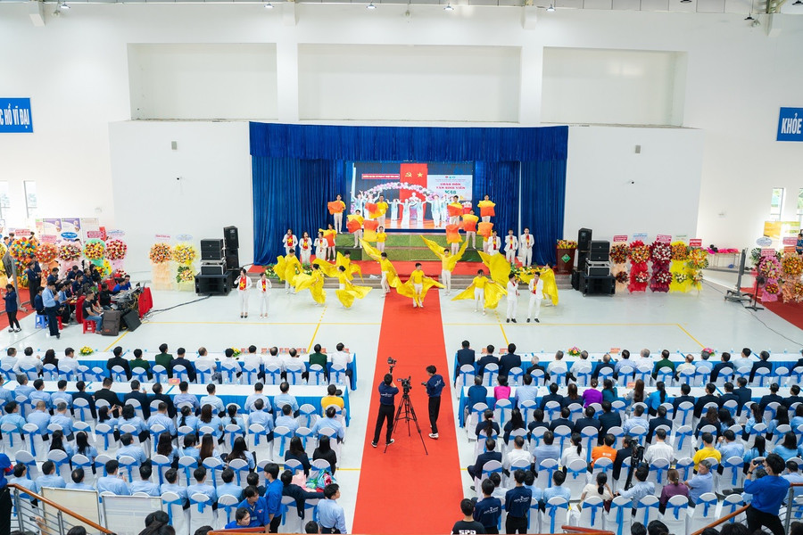Quang cảnh lễ khai giảng. dhspkt-vinh-long-1.jpg