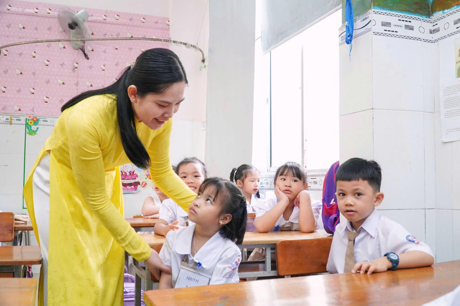 Cô trò lớp 1 Trường Tiểu học Ngô Quyền, quận Ninh Kiều, TP Cần Thơ. 80-nam-nganh-giao-duc-1.jpg