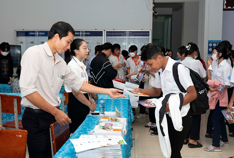 Các học sinh được tư vấn, giới thiệu công tác tuyển sinh của Trường Cao đẳng nghề An Giang. 80-nam-nganh-giao-duc-2.jpg