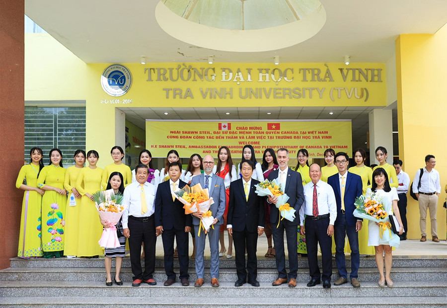 GS.TS Phạm Tiết Khánh, Chủ tịch Hội đồng trường và PGS.TS Nguyễn Minh Hoà, Hiệu trưởng Trường ĐH Trà Vinh tiếp đón Đại sứ đặc mệnh toàn quyền Canada tại Việt Nam. dhtv-vao-top-2.jpg