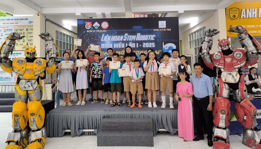 Ban Tổ chức trao giải cho các đội tại Liên hoan STEM ROBOTIC Ninh Kiều.