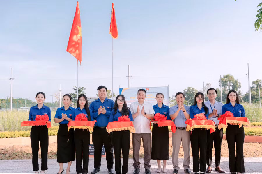 Đại biểu thực hiện nghi thức cắt băng khánh thành Công trình Thanh niên.