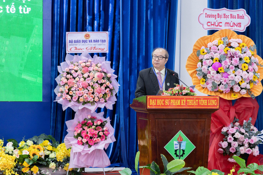 GS.TSKH Bành Tiến Long, Chủ tịch Hội Nghiên cứu biên tập công trình KH&CN Việt Nam phát biểu tại Hội thảo. dh-spkt-vinh-long-hoi-thao-3.jpg